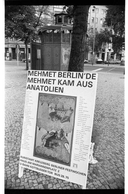 Ein Aufsteller in Berlin mit einem Plakat zur Ausstellung "Mehmet Berlin’de/Mehmet kam aus Anatolien"